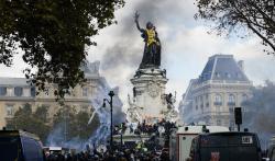 La place de la République à Paris, le 17 octobre, pendant d'importantes manifestations contre la vie chère. (Photo par GEOFFROY VAN DER HASSELT / AFP)