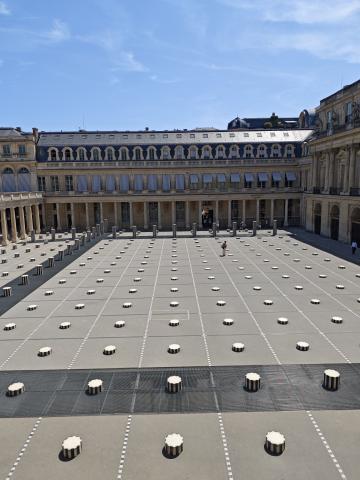 La cour d'honneur du Palais-Royal, vue depuis le Conseil constitutionnel La cour d'honneur du Palais-Royal, vue depuis le Conseil constitutionnel