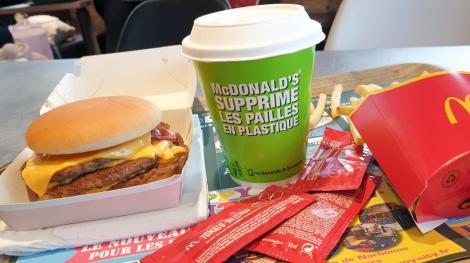 Le géant américain McDonald’s a lancé en septembre un gobelet en fibre de bois pour ses boissons froides. Insuffisant pour certains parlementaires, qui veulent imposer de la vaisselle réutilisable. (AFP)