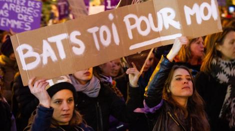 Alors que plus d’une centaine de femmes sont mortes depuis le début de l’année sous les coups de leur conjoint, la manifestation contre les violences conjugales a réuni 49 000 personnes samedi à Paris.