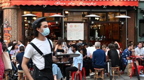 La terrasse d'un café, à Paris, le 2 juin 2020, avec un serveur qui porte un masque. Bertrand Guay - AFP