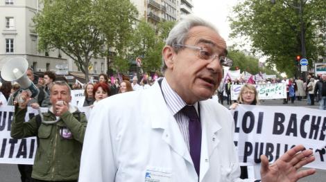 Bernard Debré en 2009, dans une manifestation de médecin contre la réforme Bachelot (Joël Saget/AFP)