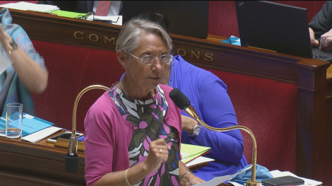 Elisabeth Borne dans l'hémicycle durant l'examen du texte sur l'inclusion économique, le 15 septembre 2020