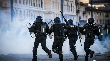 Des policiers lors d'une manifestation des Gilets jaunes le 8 décembre à Marseille. Crédits : Lilian Auffret / Photographer / Hans Lucas via AFP