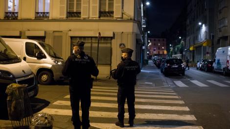 Des policiers patrouillent lors de la première nuit du couvre-feu à Paris, le samedi 18 octobre (Hans Lucas via AFP)