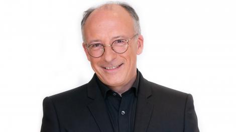 Yves Thréard fond blanc retouche Yves Thréard fond blanc retouche