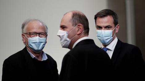 Alain Fischer (à gauche) a été nommé président du Conseil d'orientation de la stratégie vaccinale par le gouvernement (AFP)
