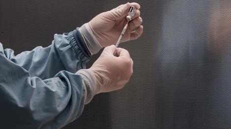 Un médecin américain prépare une dose du vaccin Pfizer contre la covid-19 (ARIANA DREHSLER/AFP)