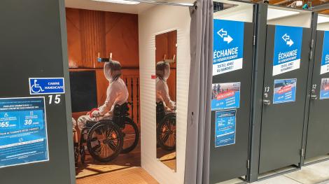 Une cabine pour handicapés dans une boutique de sport