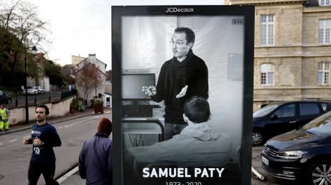 Une affiche rendant hommage à Samuel Paty, en novembre 2020 à Paris