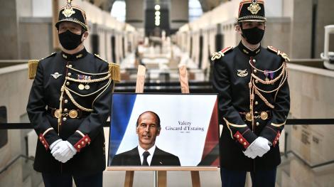 Des gardes républicains encadrent un portrait de Valéry Giscard d'Estaing au musée d'Orsay lors de la journée d'hommage à l'ancien président de la République, en décembre 2020
