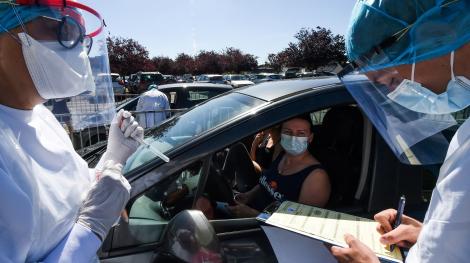 Une équipe médicale testent une famille au parking de l'hôpital de Laval en Mayenne, où des mesures sanitaires ont été prises le 9 juillet 2020.