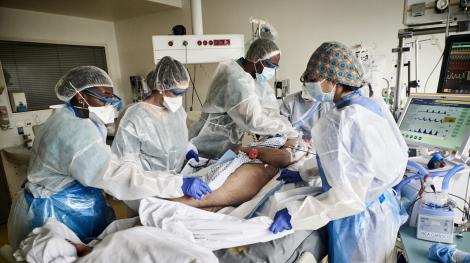 Des soignants prennent en charge un patient atteint du Covid-19 dans le service de réanimation de l'Institut Mutualiste Montsouris à Paris.