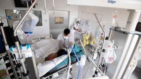 A medical staff member tends to a Covid-19 patient under respiratory assistance, in a room of the intensive care unit of the Pierre Zobda-Quitman University hospital (CHU) in Fort-de-France on the French Caribbean island of Martinique, on August 29, 2021. ALAIN JOCARD / AFP