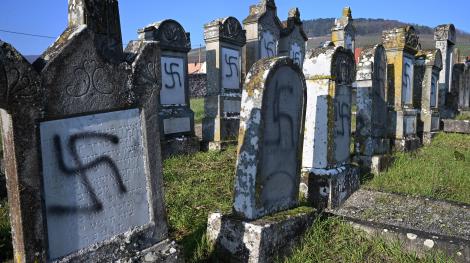 Des tombes profanées dans le cimetière juif de Westhoffen en Alsace, le 4 décembre 2019 (AFP) 