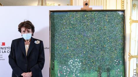 La ministre de la Culture, Roselyne Bachelot, lors de l'annonce de la restitution des "Rosiers sous les arbres" de Gustav Klimt, le 15 mars 2021