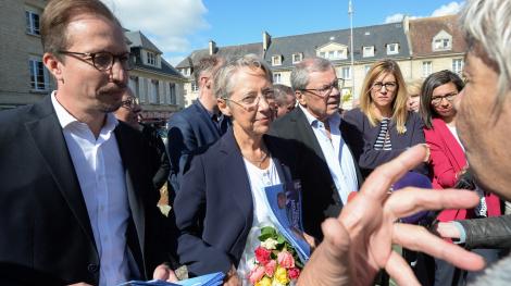 Elisabeth Borne en campagne dans le Calvados (AFP)