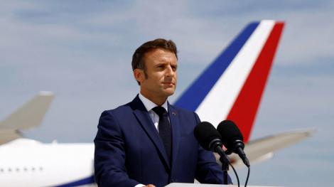 Emmanuel Macron sur le tarmac d'Orly avant son départ pour la Roumanie, mardi 14 juin 2022