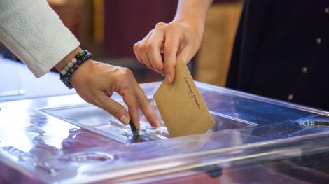 Une urne dans un bureau de vote (Hans Lucas/AFP)