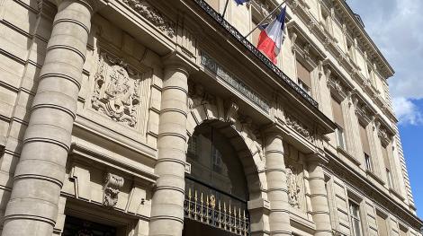Entrée de la Cour des Comptes à Paris (1er arrondissement). Crédits photo : Wikipédia (licence Creative commons).