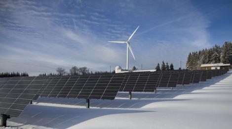 Photo de panneaux solaires et d'une éolienne. DR Photo de panneaux solaires et d'une éolienne. DR