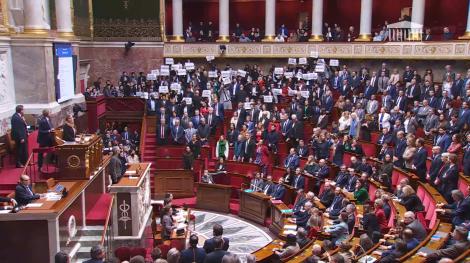 Elisabeth Borne à la tribune de l'Assemblée nationale alors que l'opposition de gauche chante la Marseillaise pour protester contre l'utilisation du 49.3.