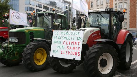 Des fermiers belges manifestant contre l'accord de libre-échange UE-Mercosur devant le siège de la Commission européenne, le 11 juillet 2019 à Bruxelles. François WALSCHAERTS / AFP