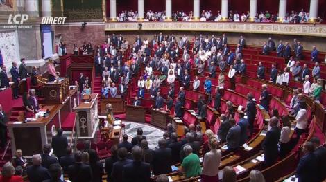 Les députés rendent hommage aux victimes de l'attaque d'Annecy dans l'hémicycle de l'Assemblée nationale. Les députés rendent hommage aux victimes de l'attaque d'Annecy dans l'hémicycle de l'Assemblée nationale.