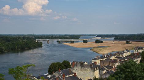 Les bords de Loire à Saumur, en août 2016. Les sécheresses estivales affectent de manière croissante le plus grand fleuve hexagonal. Flickr / Uwe Brodrecht (Licence Creative commons)