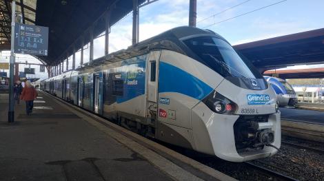 Rame de train Regiolis de l'entreprise Alstom, utilisée pour le réseau express métropolitain européen en gare de Strasbourg, en 2020. Crédits photo : Kévin B. / Wikipedia (licence Creative commons)