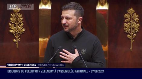 Volodymyr Zelensky ovationné par les députés dans l'hémicycle de l'Assemblée nationale.