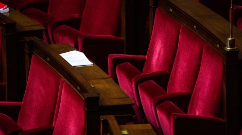 Gradins vides de l'hémicycle de l'Assemblée nationale