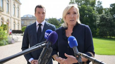 Jordan Bardella et Marine Le Pen dans le jardin de l'Elysée, lundi 26 août. © AFP