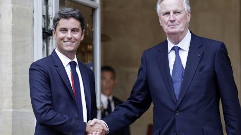 Gabriel Attal, à gauche, et le nouveau Premier ministre Michel Barnier, à droite. © AFP