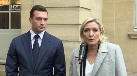 Jordan Bardella et Marine Le Pen sur le perron de Matignon, le 16 décembre 2024