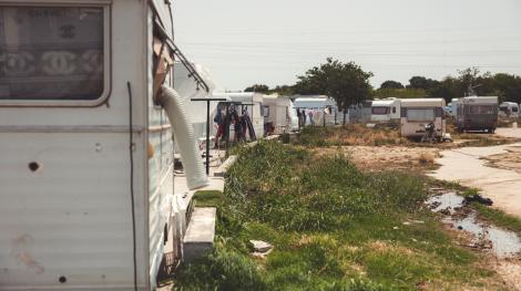Terrain investi par des caravanes