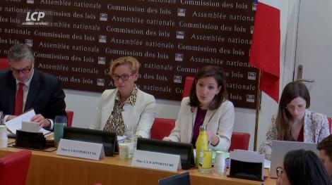 Véronique Riotton et Marie-Charlotte Garin en commission des lois, le 26 mars 2025