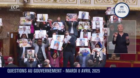 Les députés LFI avec les images d'enfants.