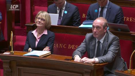 Les ministres Véronique Louwagie et Laurent Marcangeli dans l'hémicycle, le 9 avril 2025