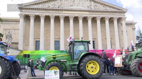 Des tracteurs devant l'Assemblée nationale le 26 mai 2025. LCP Des tracteurs devant l'Assemblée nationale le 26 mai 2025. LCP