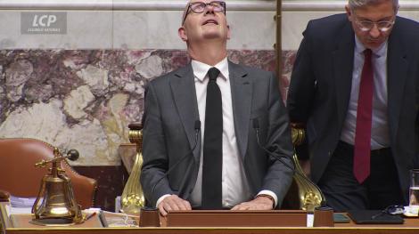 Roland Lescure constate des fuites dans l'hémicycle de l'Assemblée nationale, le 25 juin. Roland Lescure constate des fuites dans l'hémicycle de l'Assemblée nationale, le 25 juin.