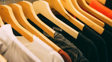 Vêtements sur cintres