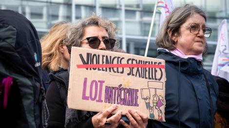 Dans une manifestation contre les violences sexuelles et sexistes, en novembre 2024.