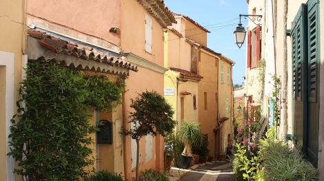 Une rue dans le centre de Cogolin (wikimedia)