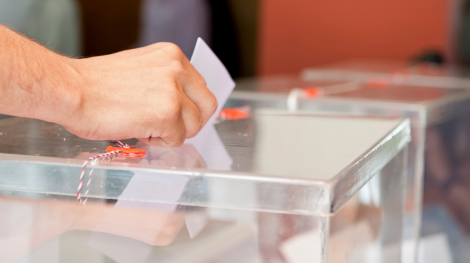 Une personne vote dans une urne (illustration)