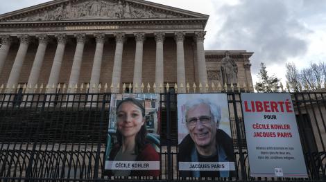 Les portraits de Cécile Kohler et Jacques Paris sur les grilles de l'Assemblée nationale