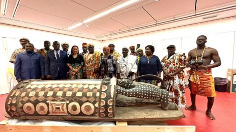 Le "tambour parleur" restitué par la France à la Côte d'Ivoire.