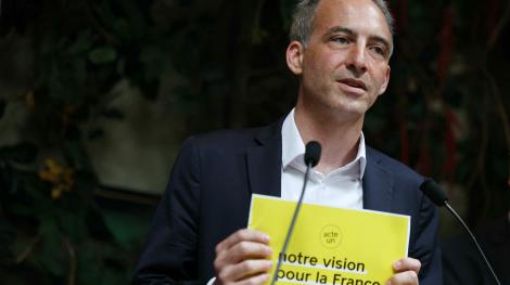 Raphaël Glucksmann, lors d'une réunion politique en juin 2025. (Crédit photo : AFP / Thomas Samson)