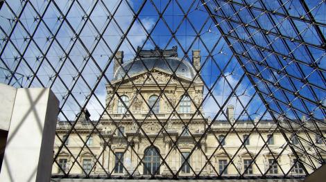 Le musée du Louvre (© Jon Luty / Public Domain Pictures)