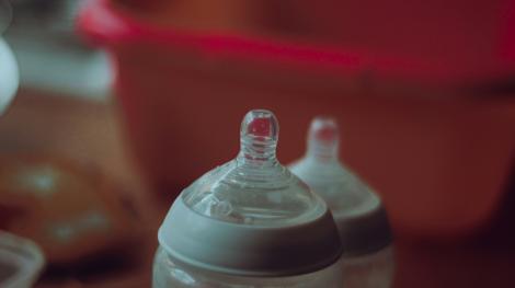 Photo d'illustration d'un biberon. (Crédit : Unsplash -  Jaye Haych)